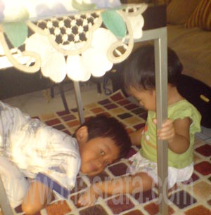  Rafayra main di kolong meja